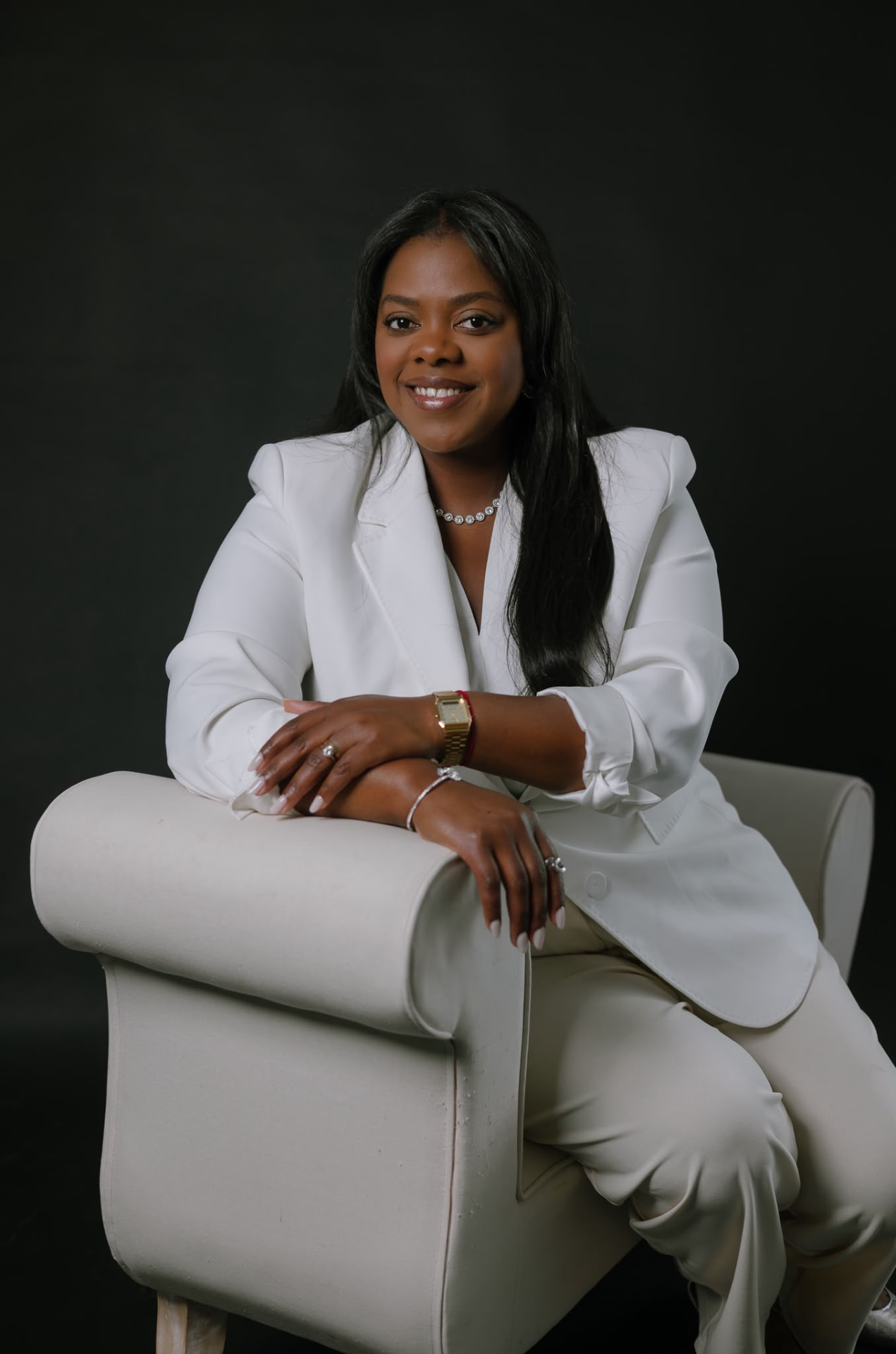 Mónica Neves, chef e empresária, sentada num cadeirão